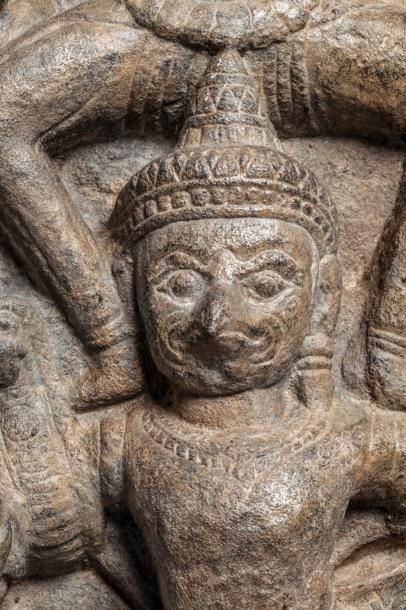 Arts d'Asie Haut relief de sanctuaire ciselé de Vishnu supporté par son véhicule...