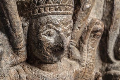 Arts d'Asie Haut relief de sanctuaire ciselé de Vishnu supporté par son véhicule...