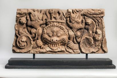 Arts d'Asie Frise de linteau de temple illustrant au centre, entre deux larges rinceaux...