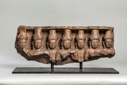 Arts d'Asie Frise de linteau ciselé en haut relief d'une suite de sept bustes de...