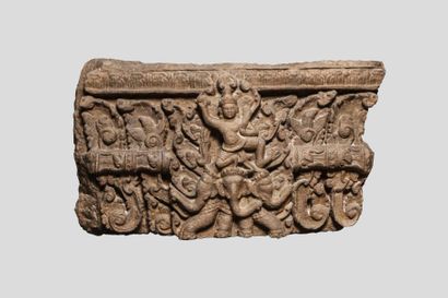 Arts d'Asie Linteau de temple illustré en haut relief d'un Vishnu chevauchant l'éléphant...