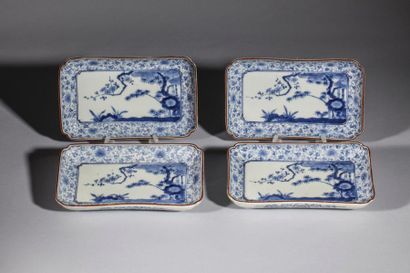 Arts d'Asie Suite de quatre coupelles quadrangulaires en porcelaine Arita décorées...