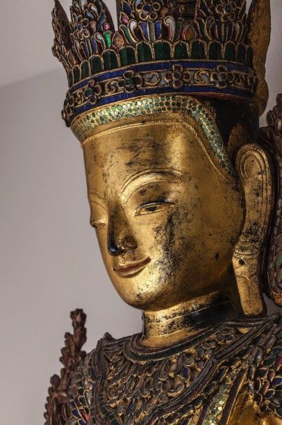 Arts d'Asie Buddha Maravijaya paré et couronné . Laque sec incrusté de sulfures polychromes...