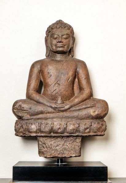 Arts d'Asie Bouddha assis en dhyanasana sur un socle à frise lotiforme les deux mains...