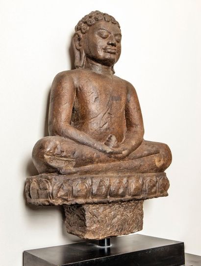 Arts d'Asie Bouddha assis en dhyanasana sur un socle à frise lotiforme les deux mains...