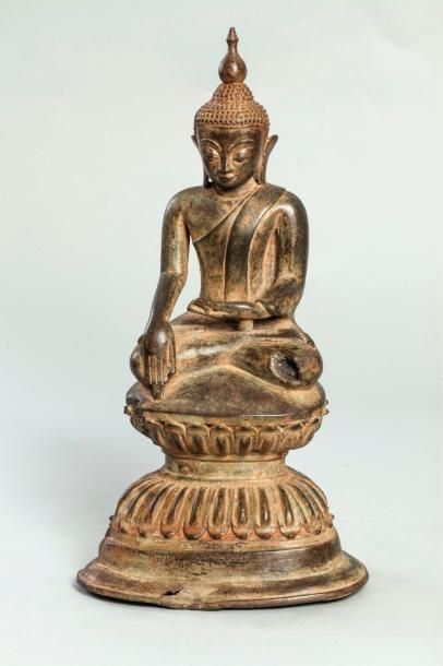Arts d'Asie Buddha Maravijaya assis en virasana sur un haut socle lotiforme prenant...