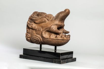Arts d'Asie Gargouille de fontaine sculptée d'une tête de Makara, trompe dressée,...