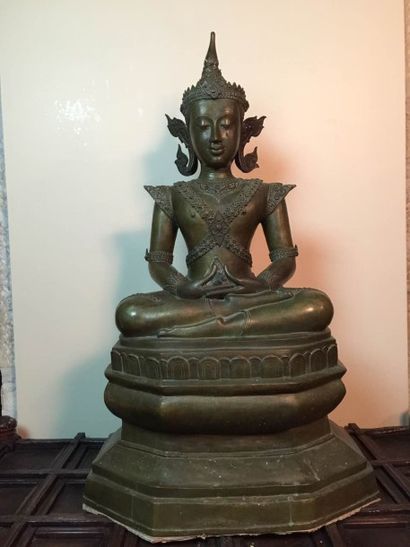 Arts d'Asie Important Buddha paré assis en virasana sur une base lotiforme couronné...