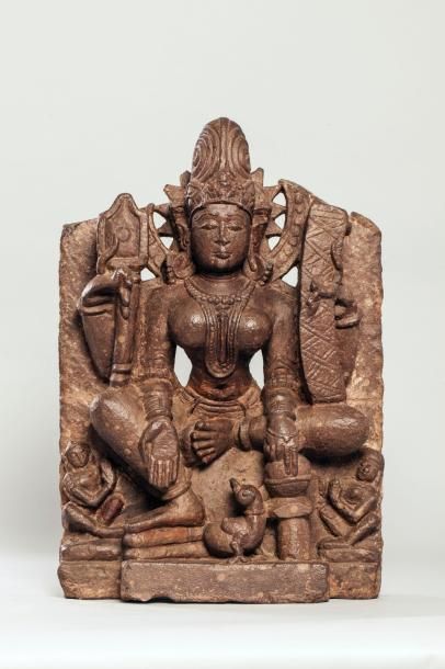 Arts d'Asie Stèle illustrant la déesse Sarasvatî, l'épouse de Brahma assise en lalitasana...