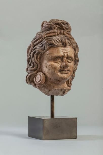 Arts d'Asie Tête de disciple du Buddha coiffée d'une épaisse chevelure bouclée retenue...
