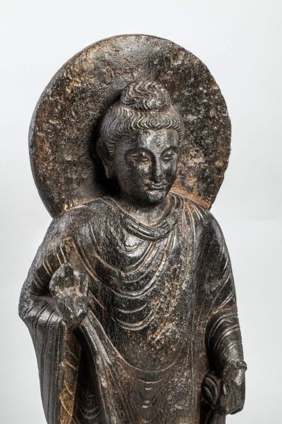 Arts d'Asie Boddhisattva debout sur une console à l'effigie d'un Buddha, vêtu de...