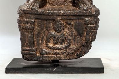 Arts d'Asie Boddhisattva debout sur une console à l'effigie d'un Buddha, vêtu de...
