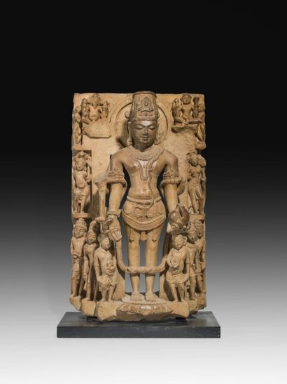 Arts d'Asie Stèle illustrant le dieu Vishnu debout dans une posture hiératique ,...