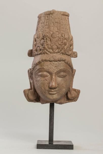 Arts d'Asie Tête de Vishnu coiffée d'une haute tiare Jata Mukuta finement ouvragée...