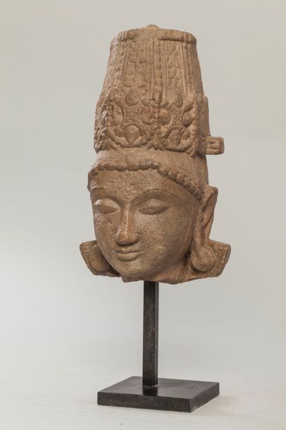Arts d'Asie Tête de Vishnu coiffée d'une haute tiare Jata Mukuta finement ouvragée...