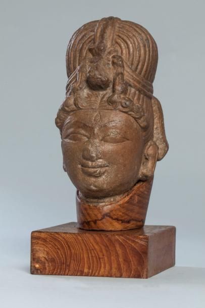 Arts d'Asie Tête de la déesse Parvati coiffée d'un haut chignon retenu par un bijou...