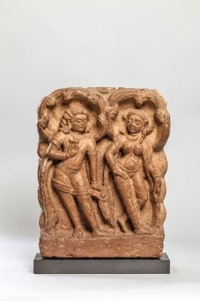 Arts d'Asie Haut relief de temple illustrant un couple Apsara Gandharva debout en...