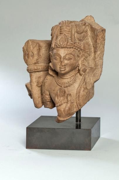 Arts d'Asie Buste de Shiva coiffé du haut chignon d'ascète, paré de joyaux tenant...