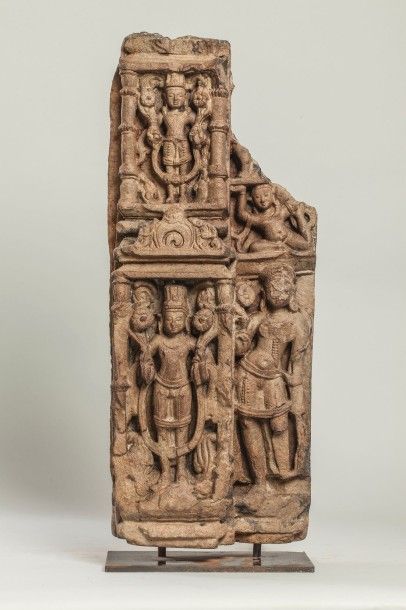 Arts d'Asie Pilier de temple illustré sur deux registres d'un Vishnu debout en samapada...