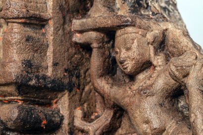 Arts d'Asie Pilier de temple illustré sur deux registres d'un Vishnu debout en samapada...