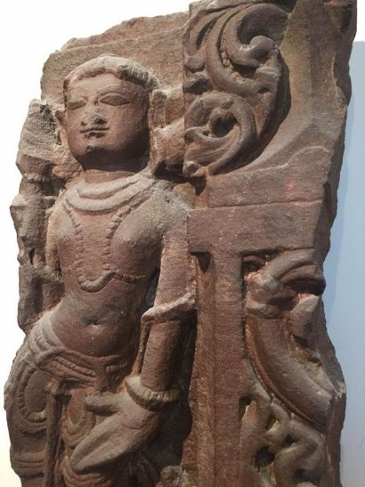 Arts d'Asie Partie de frise de temple illustrée d'une apsara en tribanga vêtu d'un...