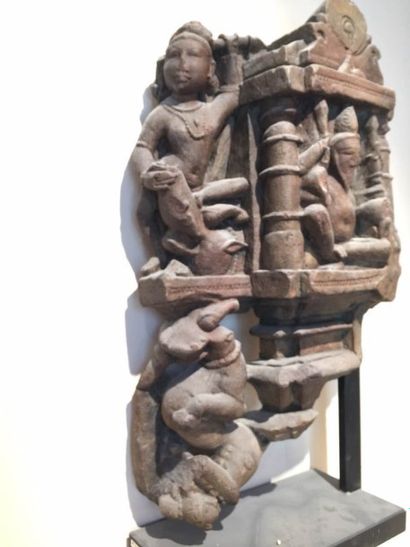 Arts d'Asie Haut relief de temple illustré du Dieu Agni assis en lalitasana sous...
