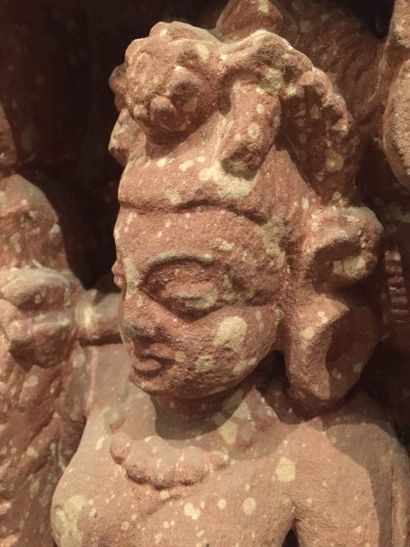 Arts d'Asie Haut relief de temple illustré d'une Apsara debout en abanga entre deux...