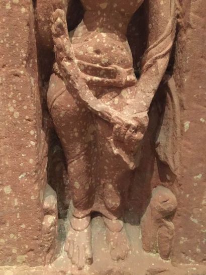 Arts d'Asie Haut relief de temple illustré d'une Apsara debout en abanga entre deux...