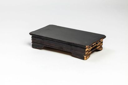Arts d'Asie Tablette en bois doré et ferrure . Japon. Période Edo. 19 ème siècle....