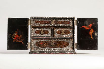 Arts d'Asie Petit cabinet ouvrant sur deux portes agencé de quatre tiroirs et décoré...