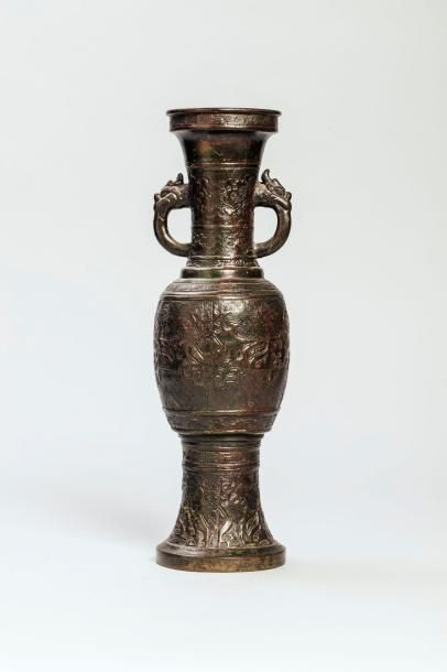 Arts d'Asie Vase balustre à anses zoomorphes moulé d'un décor archaïsant. Bronze....