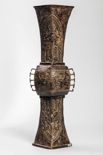 Arts d'Asie Vase à corps de losange à motifs archaïsants. Bronze. Japon. Période...