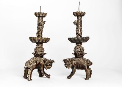 Arts d'Asie Deux bougeoirs zoomorphes composés de deux chimères supportant un chandelier...