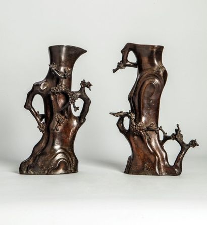 Arts d'Asie Paire de vases en forme de tronc d'arbre et branches fleuries. Bronze....