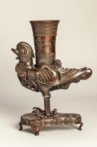 Arts d'Asie Lampe à huile zoomorphe composée d'un Phoenix debout sur une tablette...