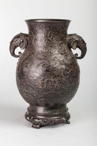 Arts d'Asie Vase balustre sur socle serti à l'épaulement d'une paire d'anses zoomorphes...