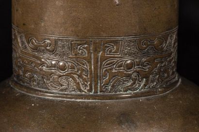 Arts d'Asie Vase à corps globulaire et col cylindrique moulé de deux frises de motifs...