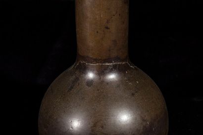 Arts d'Asie Vase à corps globulaire, col droit serti d'une paire d'anses cylindriques....
