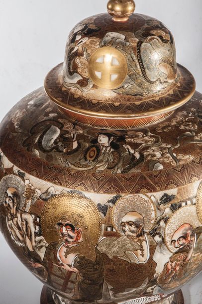 Arts d'Asie Paire de potiches couvertes en faïence de satsuma décorées en émaux polychromes...
