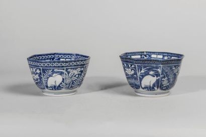 Arts d'Asie Suite de trois coupes creuses octogonales en porcelaine d'Arita décorée...