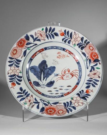 Arts d'Asie Plat en porcelaine Imari décoré d'un crabe et de motifs floraux. Japon....
