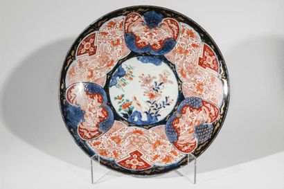 Arts d'Asie Plat en porcelaine Imari à décor floral en réserve au marli et oiseaux...