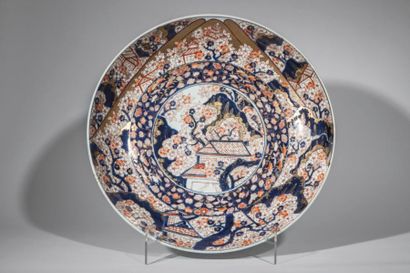 Arts d'Asie Plat en porcelaine Imari à décor de frises florales concentriques et...