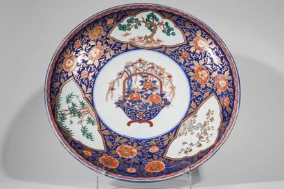 Arts d'Asie Plat en porcelaine Imari à décor d'un panier ikebana et au marli en réserve...