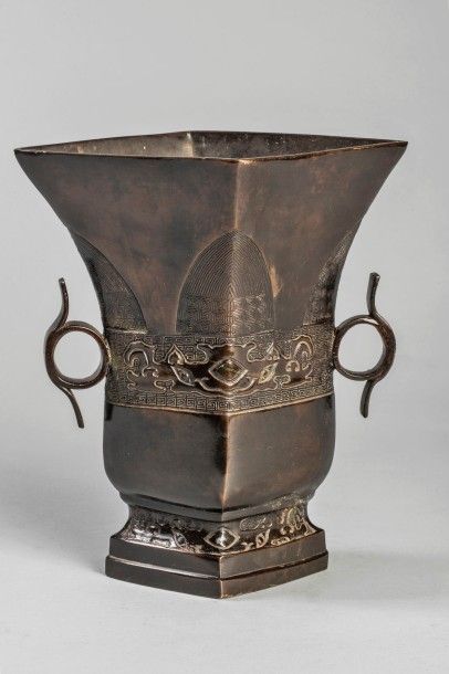 Arts d'Asie Vase en forme d'urne quadrangulaire moulé d'un décor archaïsant serti...