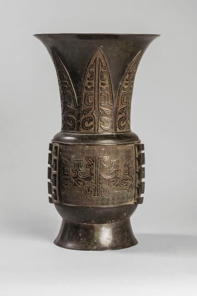 Arts d'Asie Vase de forme Hu à décor archaïsant serti d'arêtes dentelées. Bronze....