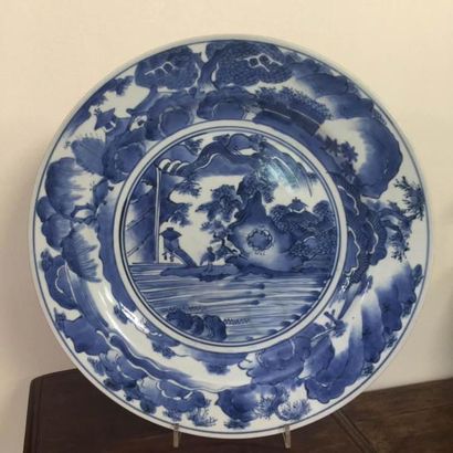 Arts d'Asie Plat en porcelaine d'Arita décorée en bleu cobalt sous couverte d'un...