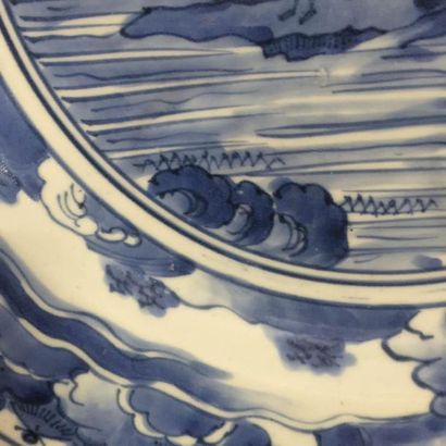 Arts d'Asie Plat en porcelaine d'Arita décorée en bleu cobalt sous couverte d'un...