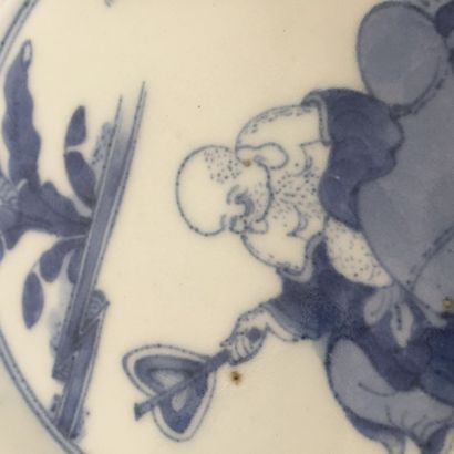 Arts d'Asie Assiette à marli polylobé en porcelaine d'Arita décorée en bleu cobalt...