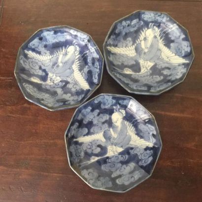 Arts d'Asie Suite de trois coupelles octogonales en porcelaine d'Arita . Japon. Période...